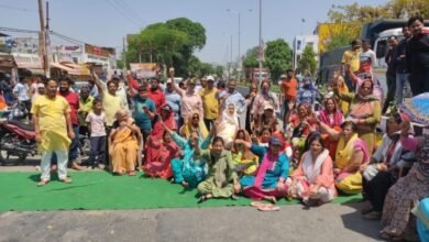 बरेली में कुर्मांचल नगर व मुंशी नगर के लोगों ने रोड जाम कर किया प्रदर्शन